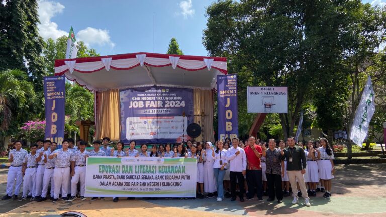 Kolaborasi Bersama Tiga BPR Dalam Acara Edukasi dan Literasi Keuangan Di SMKN 1 Klungkung